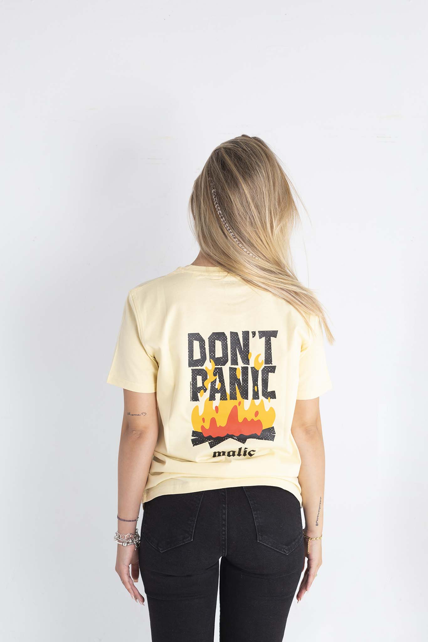 Camiseta DON'T PANIC amarillo mantequilla