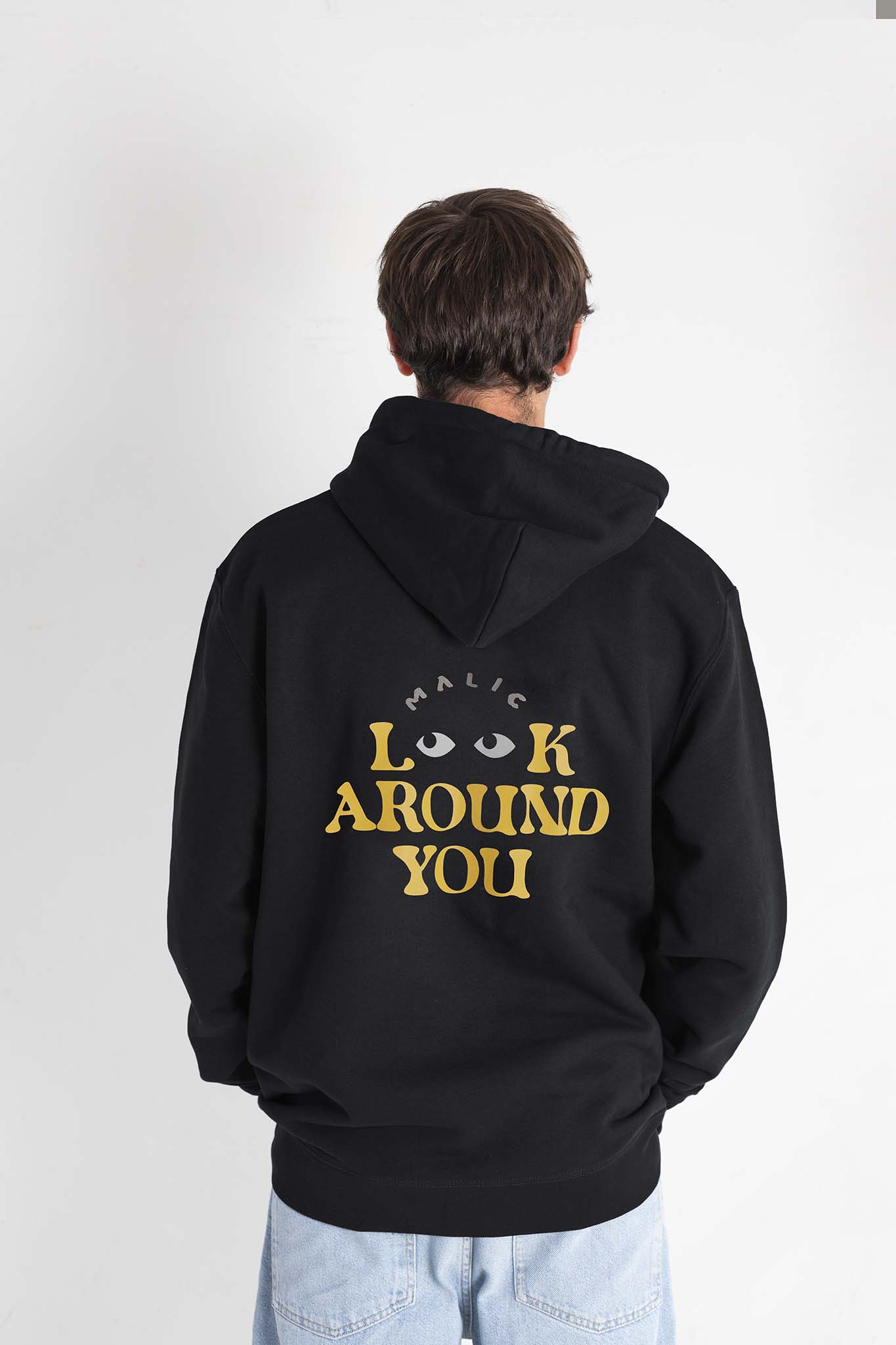 Hoodie LOOK AROUND negra